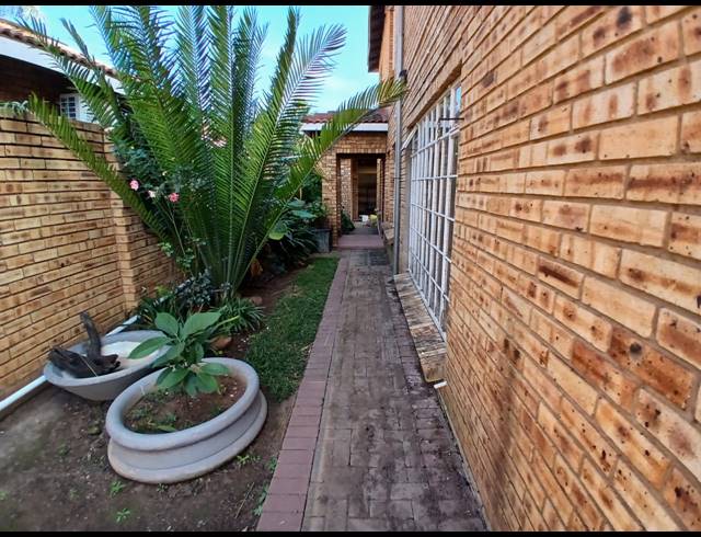 4 BEDROOM HOUSE FOR SALE IN BO-DORP
